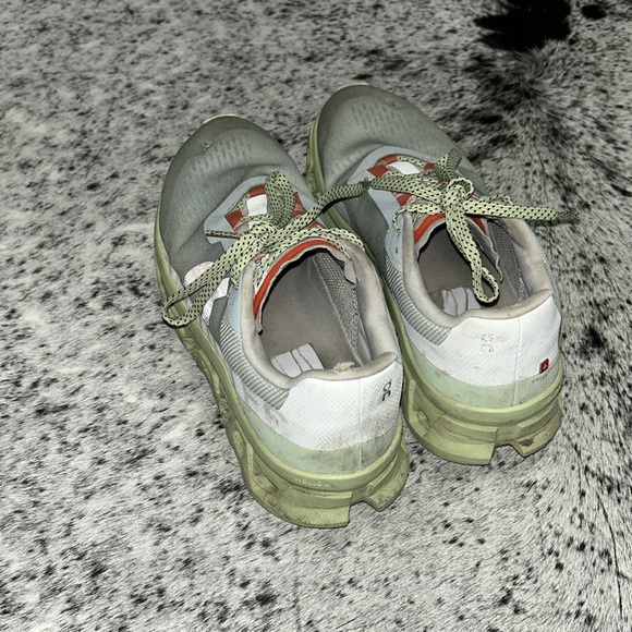 On Cloud running shoes - Picture 2 of 7